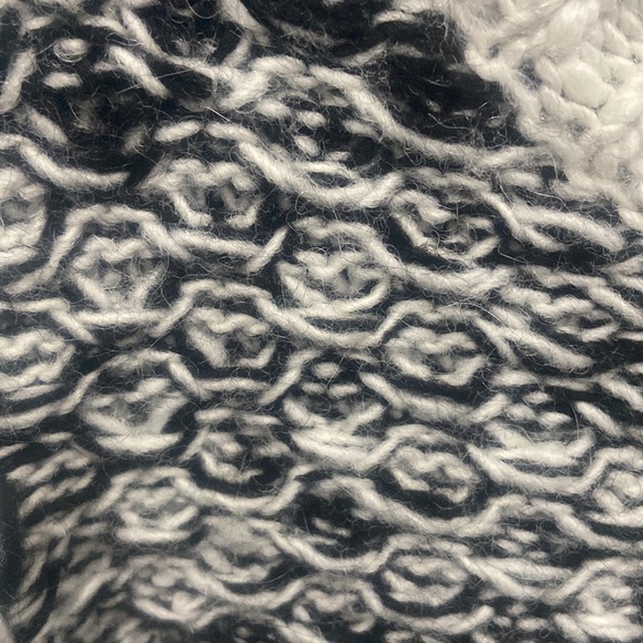 Banana Republic, size Med, black & white fringe sweater. BNWT - Picture 4 of 6